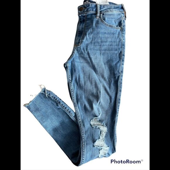 Hollister Curvy Mid Rise Super Skinny Jeans with distressed knees and raw hems - Picture 4 of 5